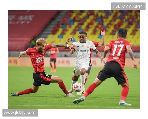 成都足球队技术分析与战术创新的深度探讨与展望 成都足球队技术分析与战术创新的深度探讨与展望